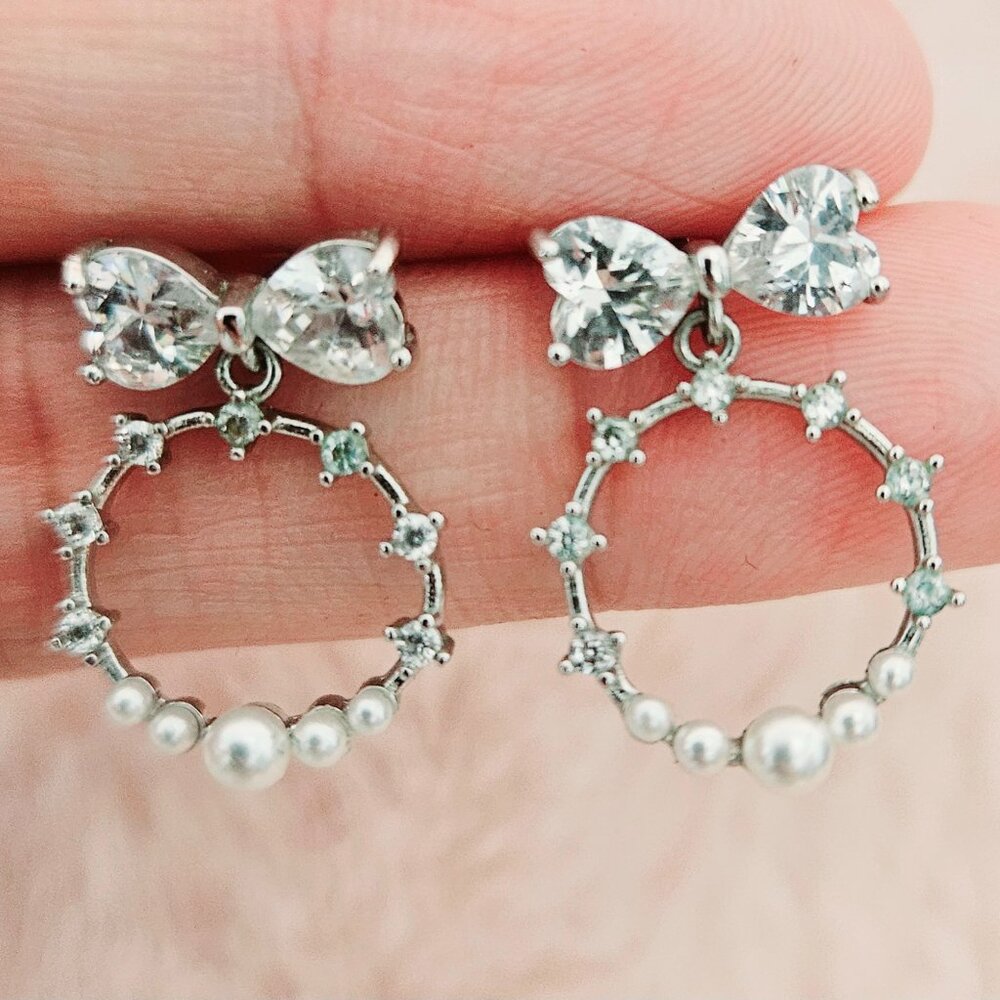 Elegant earrings, pearl earrings in modern design